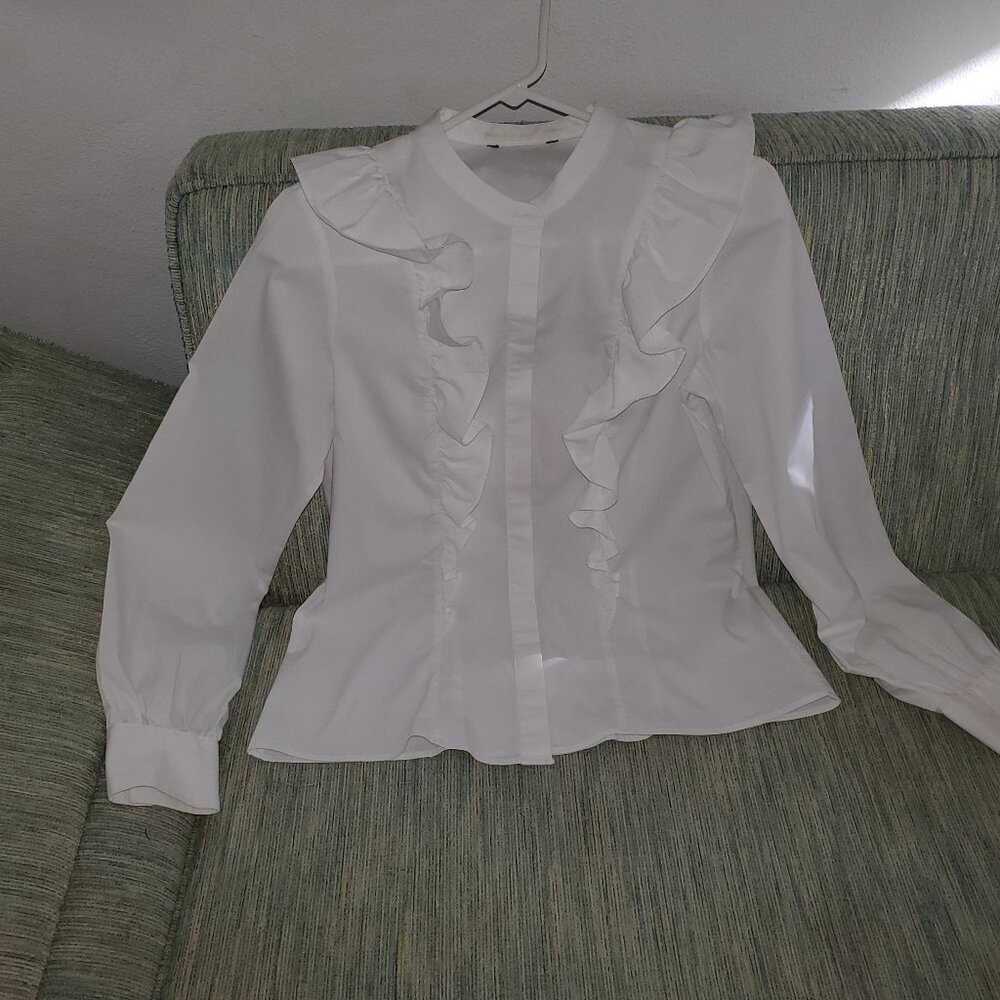 WHITE BLOUSE WITH RUFFLE DETAIL